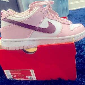 Nike Pink Foam Low Dunks. GREAT condition. Barely worn size 5.5